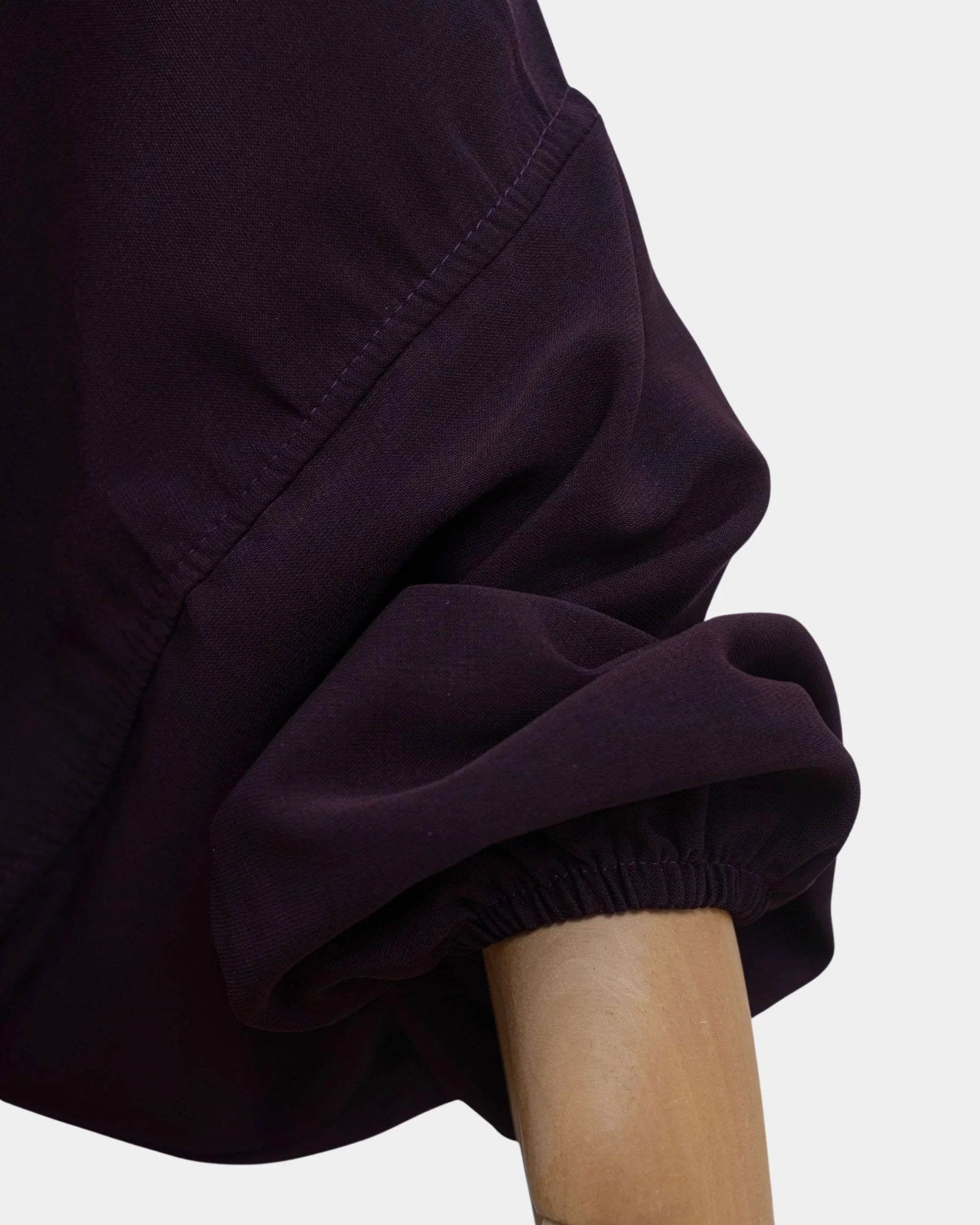 Manche du jilbab 2 pièces violet framboise avec poignet élastiqué qui maintient la manche en place