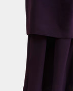 Ourlet du khimar violet framboise retombant sur la jupe assortie, finition surpiquée