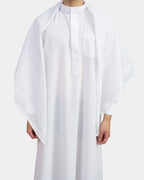 Keffieh blanc à motif carreau porté, vue de face sur qamis blanc