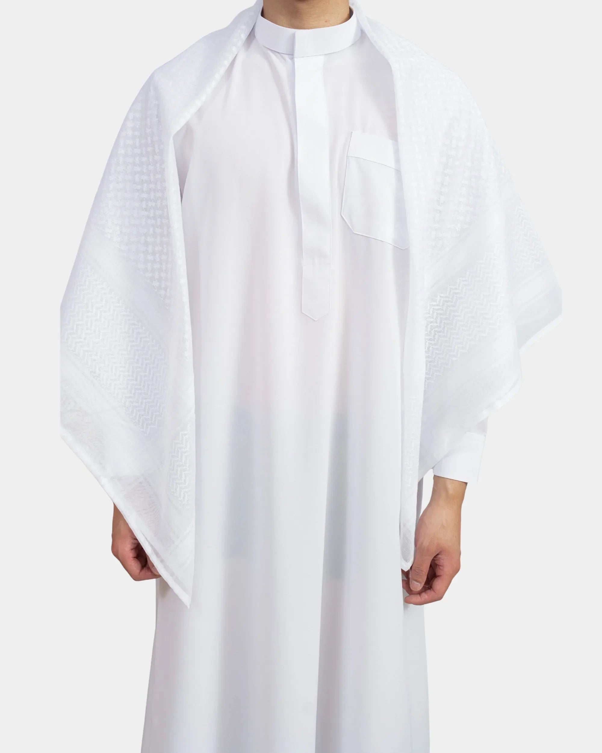 Keffieh blanc à motif carreau porté, vue de face sur qamis blanc