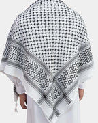 Keffieh palestinien blanc et noir avec pompons, porté, vue de dos