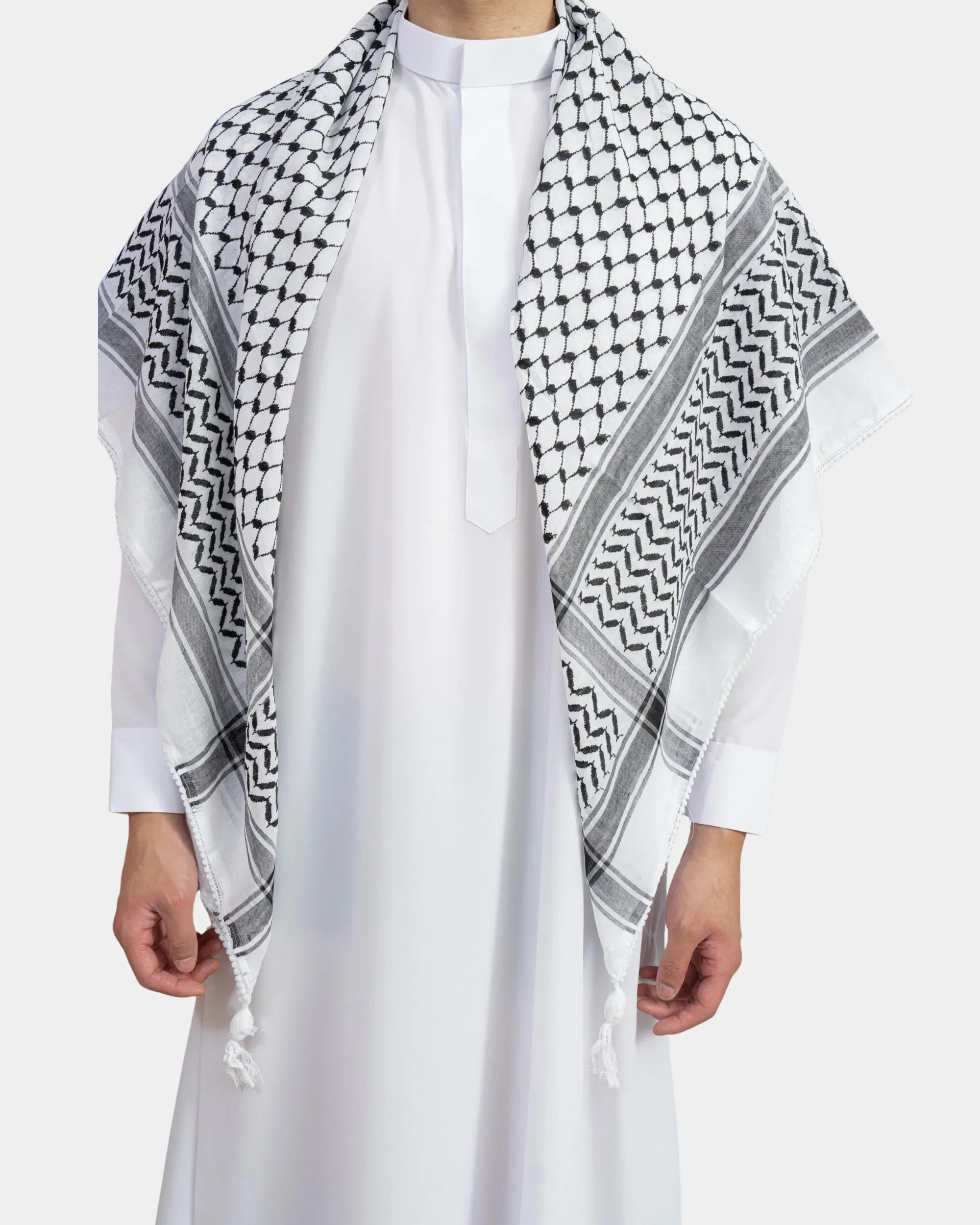 Keffieh palestinien blanc et noir avec pompons, porté, vue de face