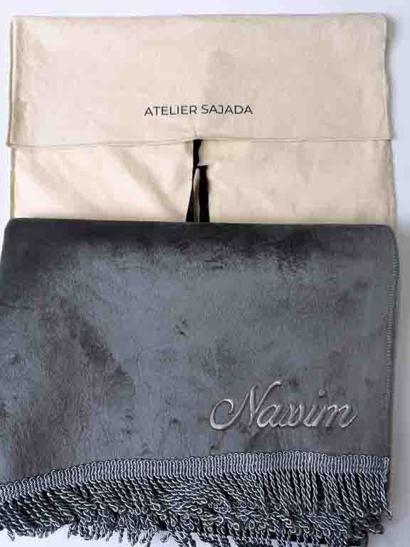 pochette pour tapis de prière atelier sajada avec tapis de prière personnalisé
