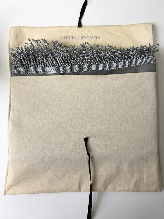pochette pour tapis de prière atelier sajada avec tapis de prière gris