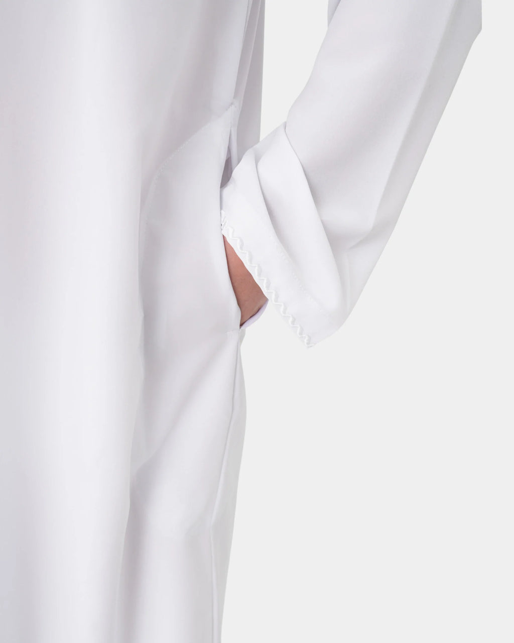 Détail de la manche brodée du qamis émirati blanc Al Rezam