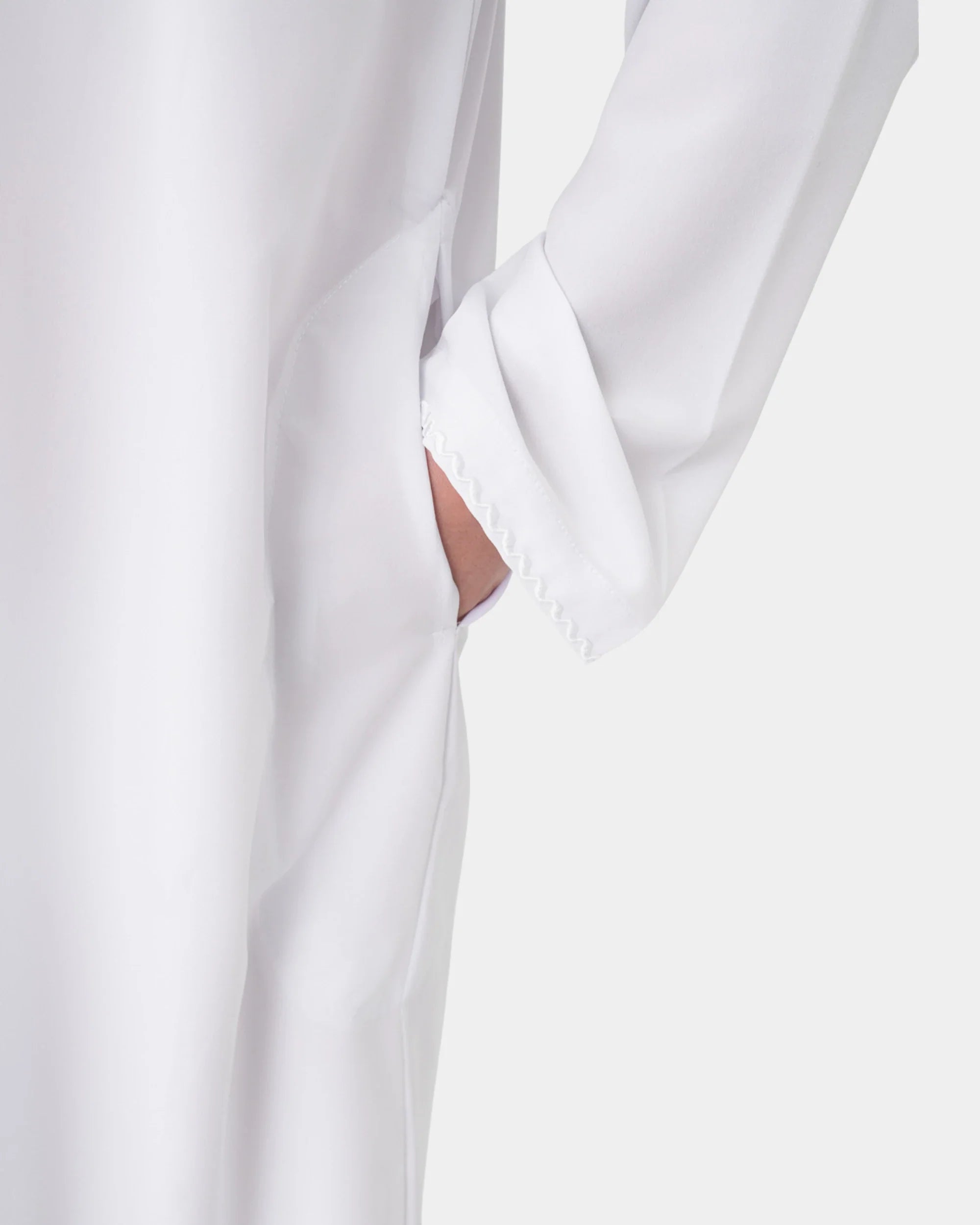 Détail de la manche brodée du qamis émirati blanc Al Rezam