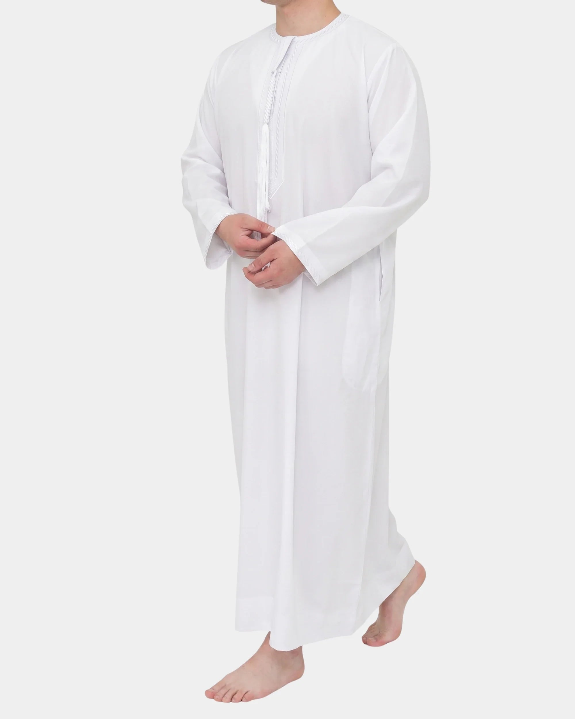 Homme portant le qamis émirati blanc Al Rezam, vue de profil