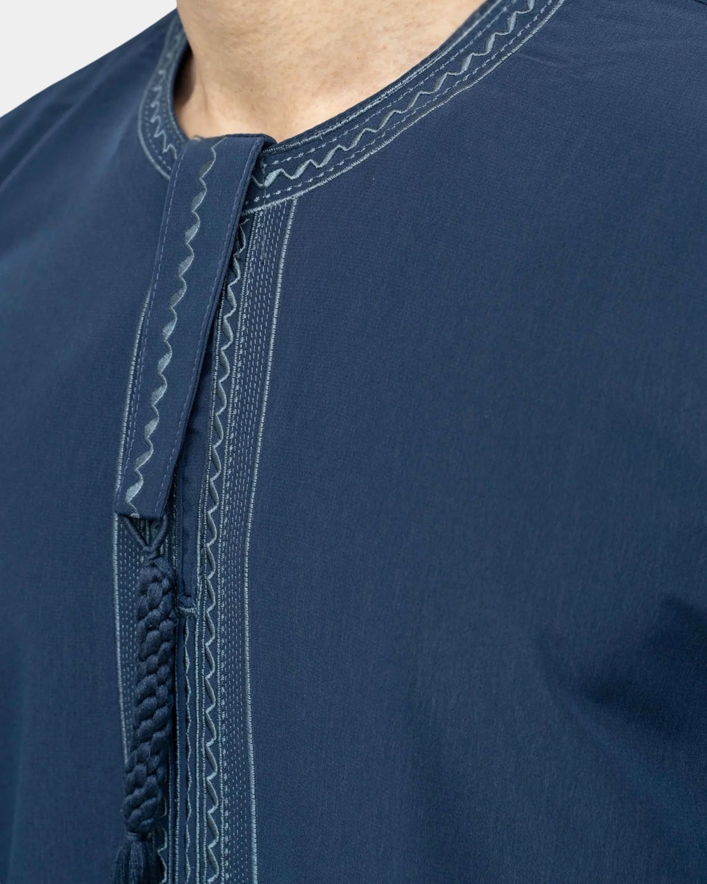Détail du col rond brodé et  tarbousha du qamis émirati bleu marine Al Rezam