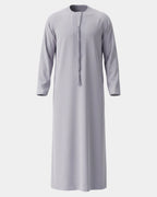 Qamis émirati gris Al Rezam vue de face, col rond brodé et tarbousha