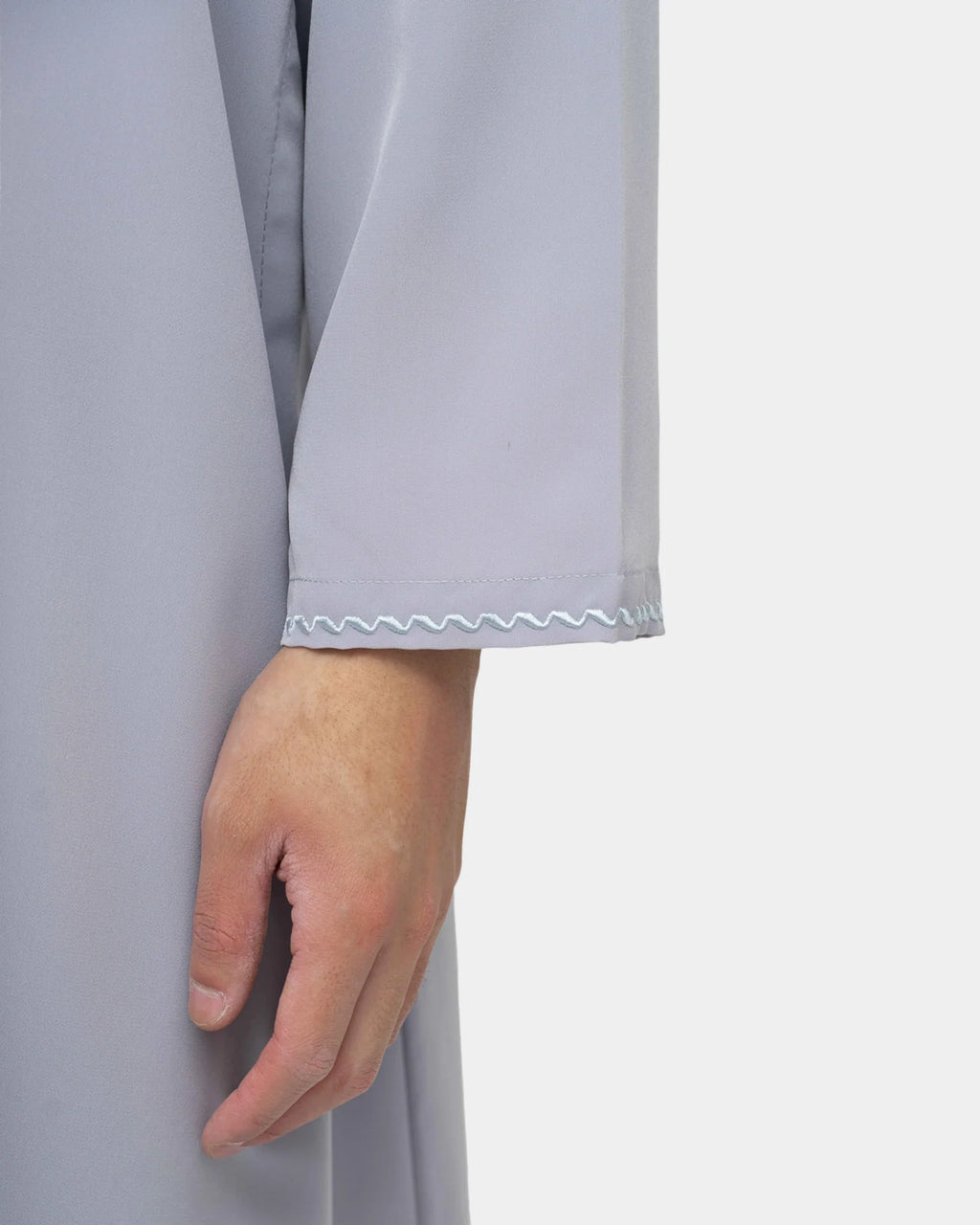 Détail de la manche brodée du qamis émirati gris Al Rezam