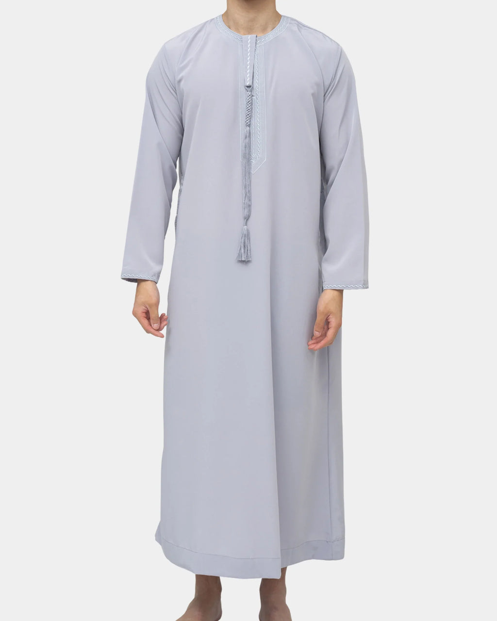 Homme portant le qamis émirati gris Al Rezam, vue de profil