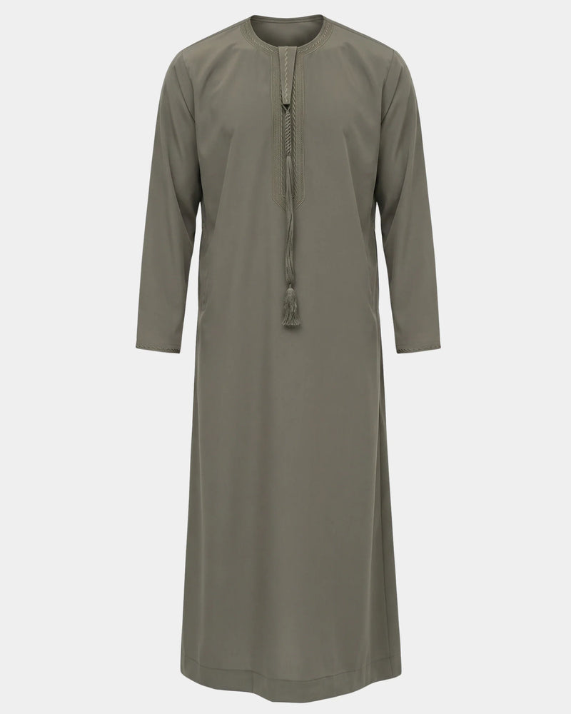 Qamis émirati kaki Al Rezam vue de face, col rond brodé et tarbousha
