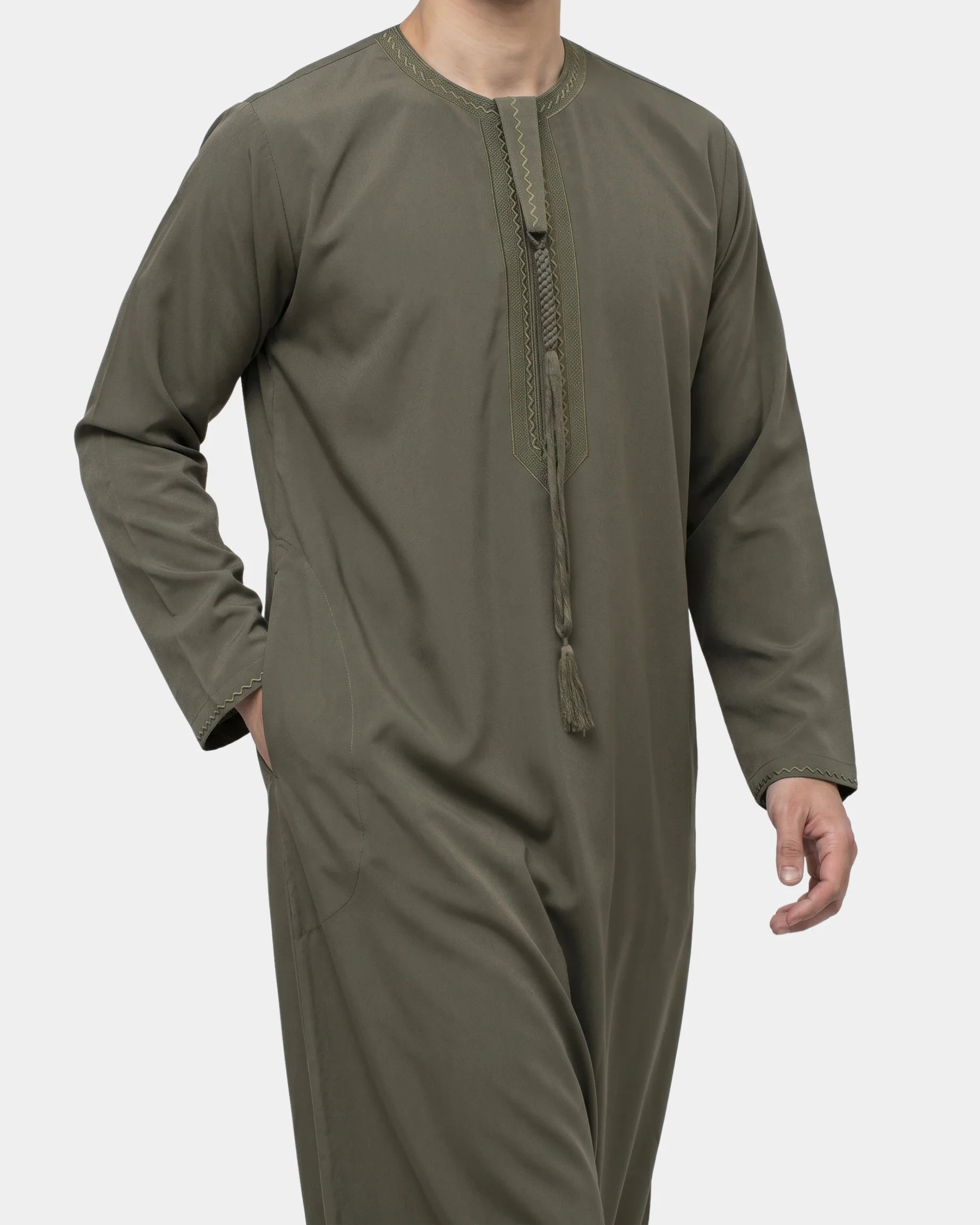 Homme portant le qamis émirati kaki Al Rezam, vue de profil