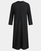 Qamis émirati noir Al Rezam vue de face, col rond brodé et tarbousha