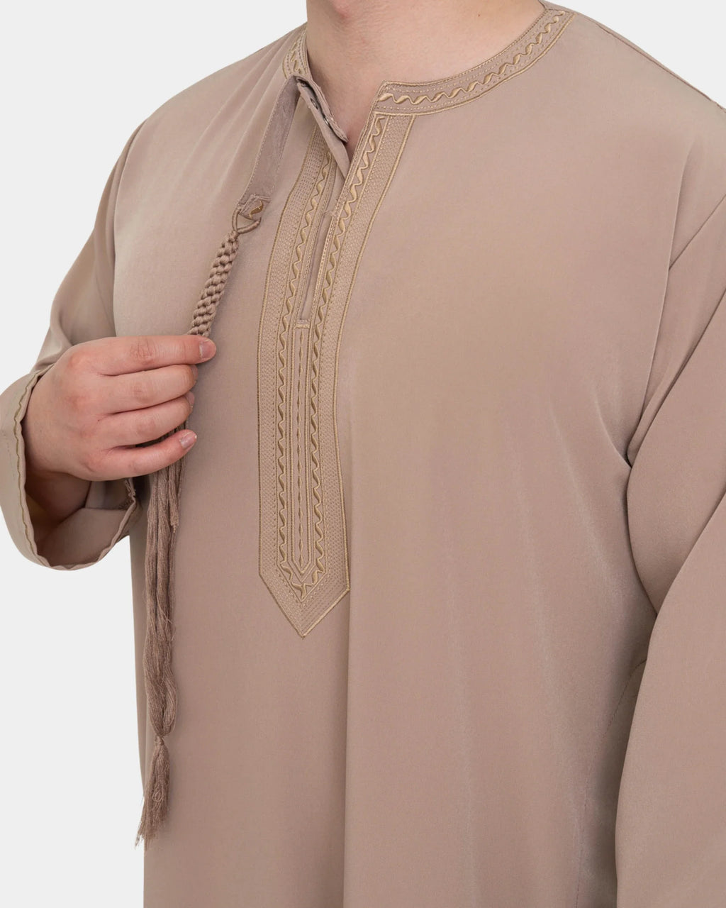 Détail du col rond brodé et  tarbousha du qamis émirati taupe Al Rezam