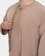 Détail du col rond brodé et  tarbousha du qamis émirati taupe Al Rezam