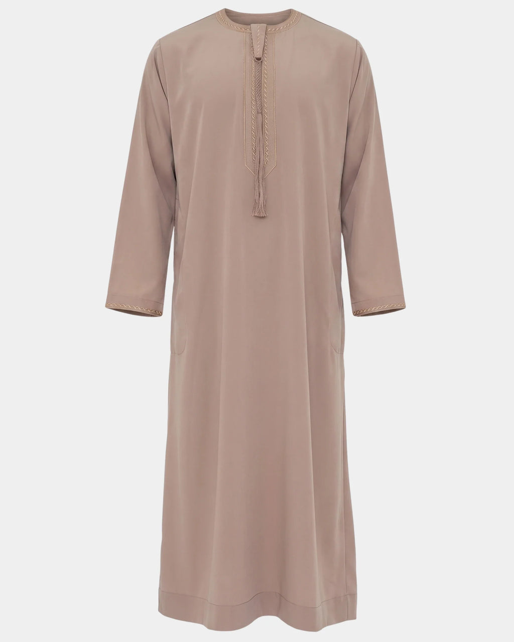 Qamis émirati taupe Al Rezam vue de face, col rond brodé et tarbousha