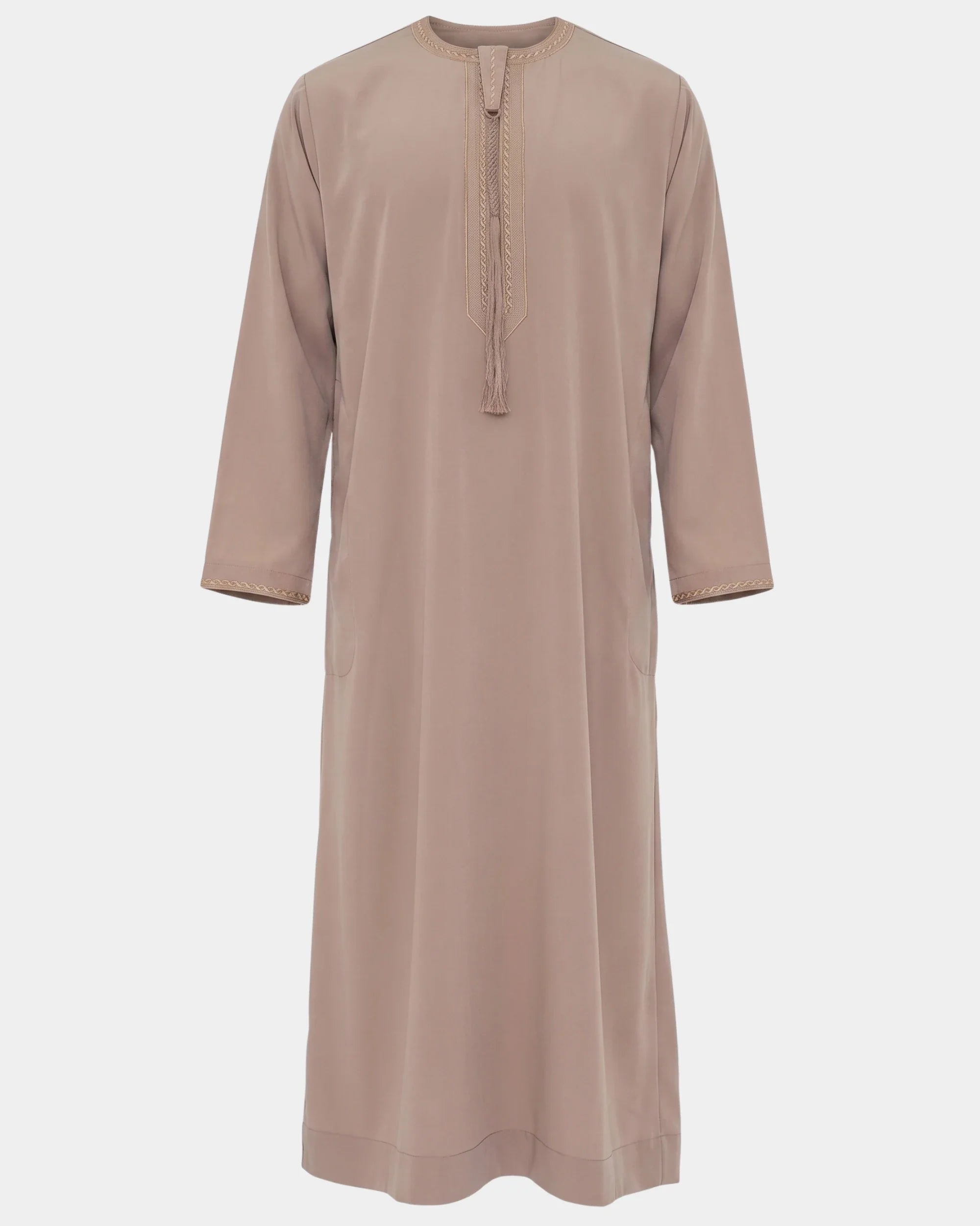 Qamis émirati taupe Al Rezam vue de face, col rond brodé et tarbousha