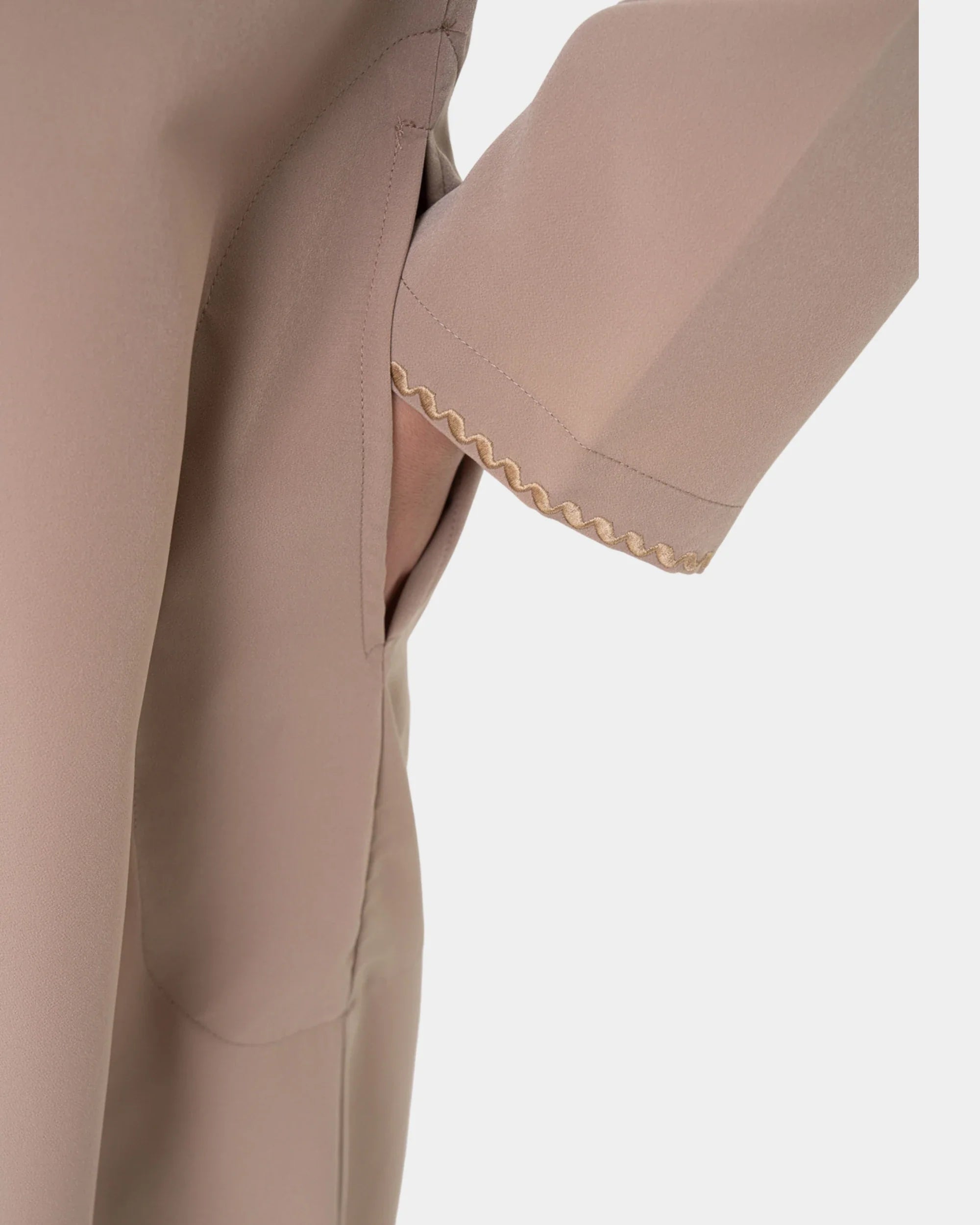 Détail de la manche brodée du qamis émirati taupe Al Rezam