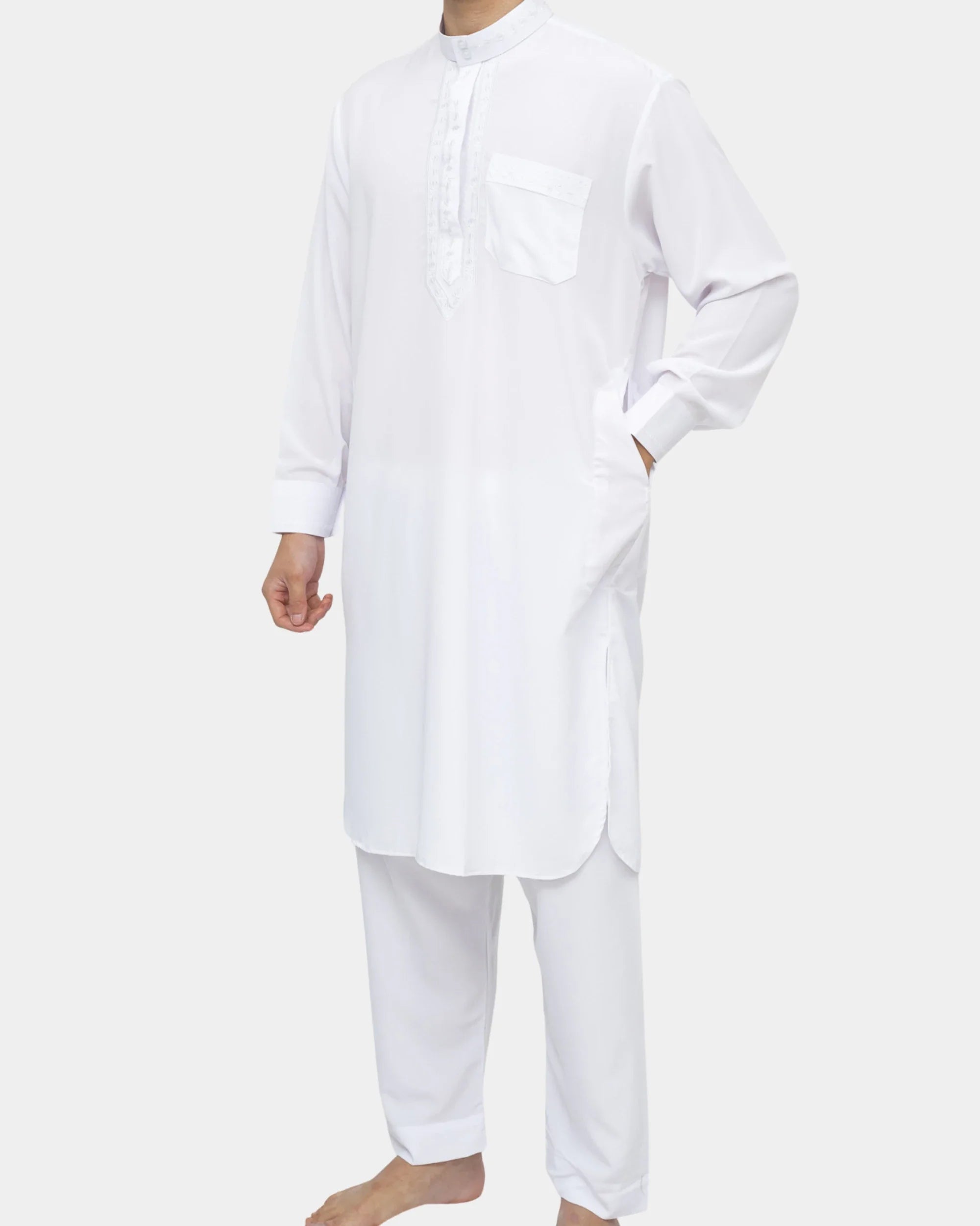 Homme portant l'ensemble qamis-pantalon pakistanais blanc Al Rezam, vue de profil