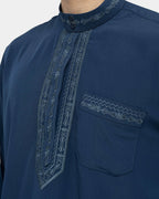 Détail du col mao et de la broderie de l'ensemble pakistanais bleu marine Al Rezam