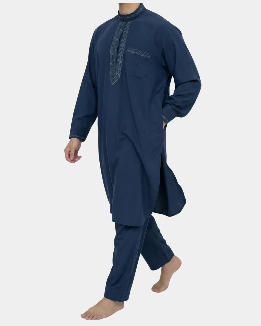 Homme portant l'ensemble qamis-pantalon pakistanais bleu marine Al Rezam, vue de profil