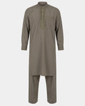 Ensemble qamis-pantalon pakistanais kaki Al Rezam, qamis court brodé et pantalon assorti, vue de face