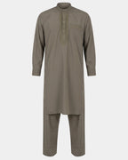 Ensemble qamis-pantalon pakistanais kaki Al Rezam, qamis court brodé et pantalon assorti, vue de face