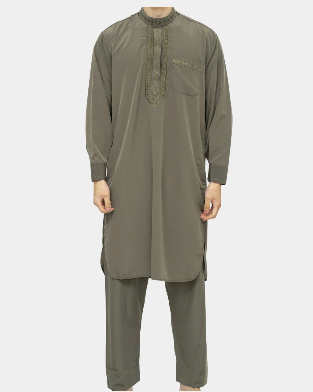 Homme portant l'ensemble qamis-pantalon pakistanais kaki Al Rezam, vue de face