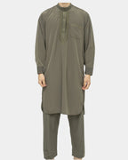Homme portant l'ensemble qamis-pantalon pakistanais kaki Al Rezam, vue de face