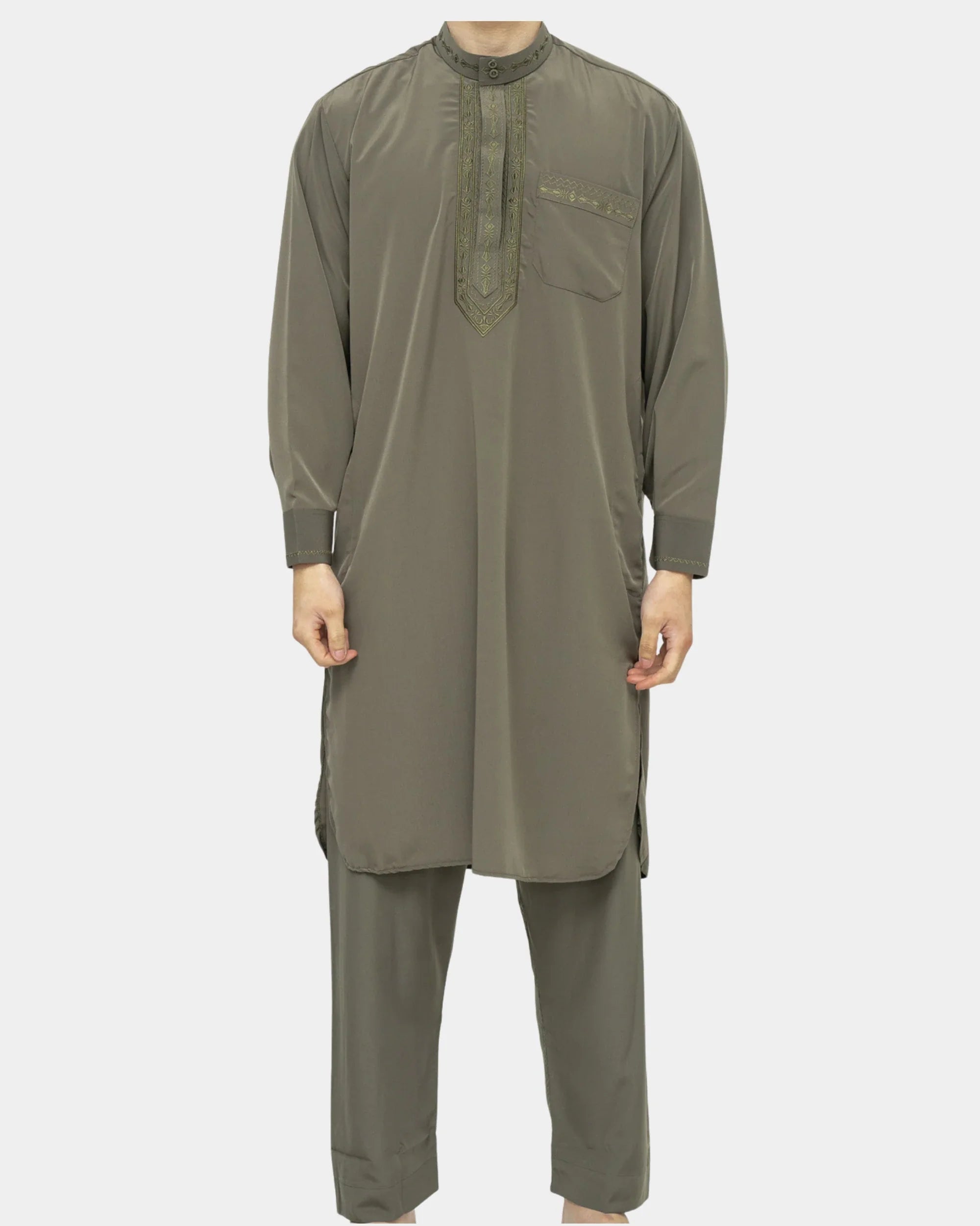 Homme portant l'ensemble qamis-pantalon pakistanais kaki Al Rezam, vue de face
