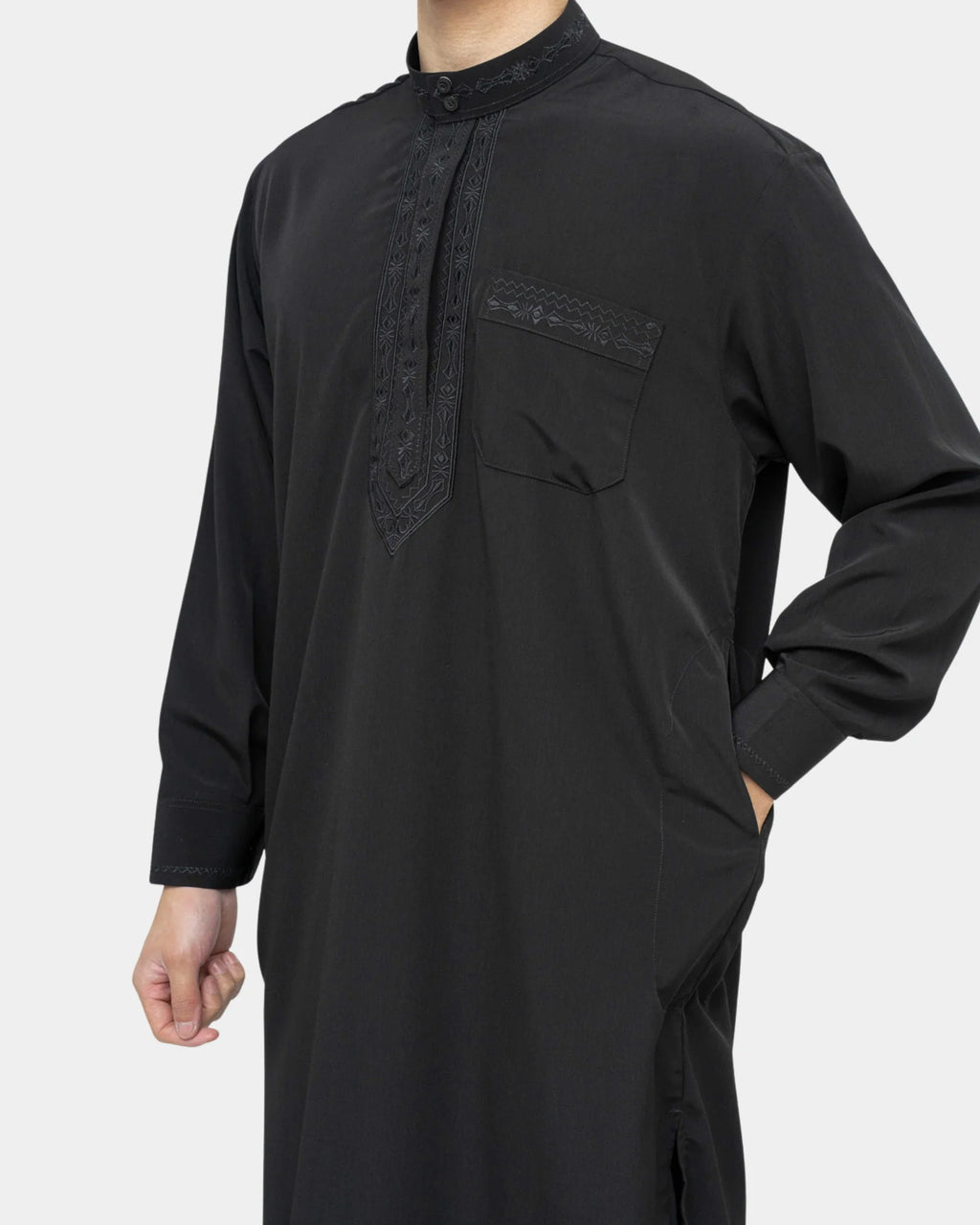 Homme portant l'ensemble qamis-pantalon pakistanais noir Al Rezam, vue de profil