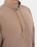 Détail du col mao et de la broderie de l'ensemble pakistanais taupe Al Rezam