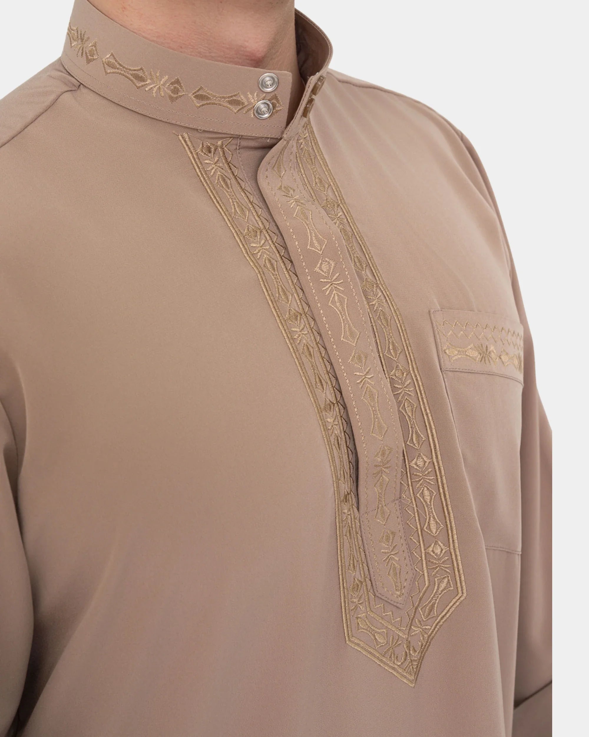 Détail du col mao et de la broderie de l'ensemble pakistanais taupe Al Rezam