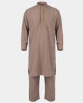 Ensemble qamis-pantalon pakistanais taupe Al Rezam, qamis court brodé et pantalon assorti, vue de face