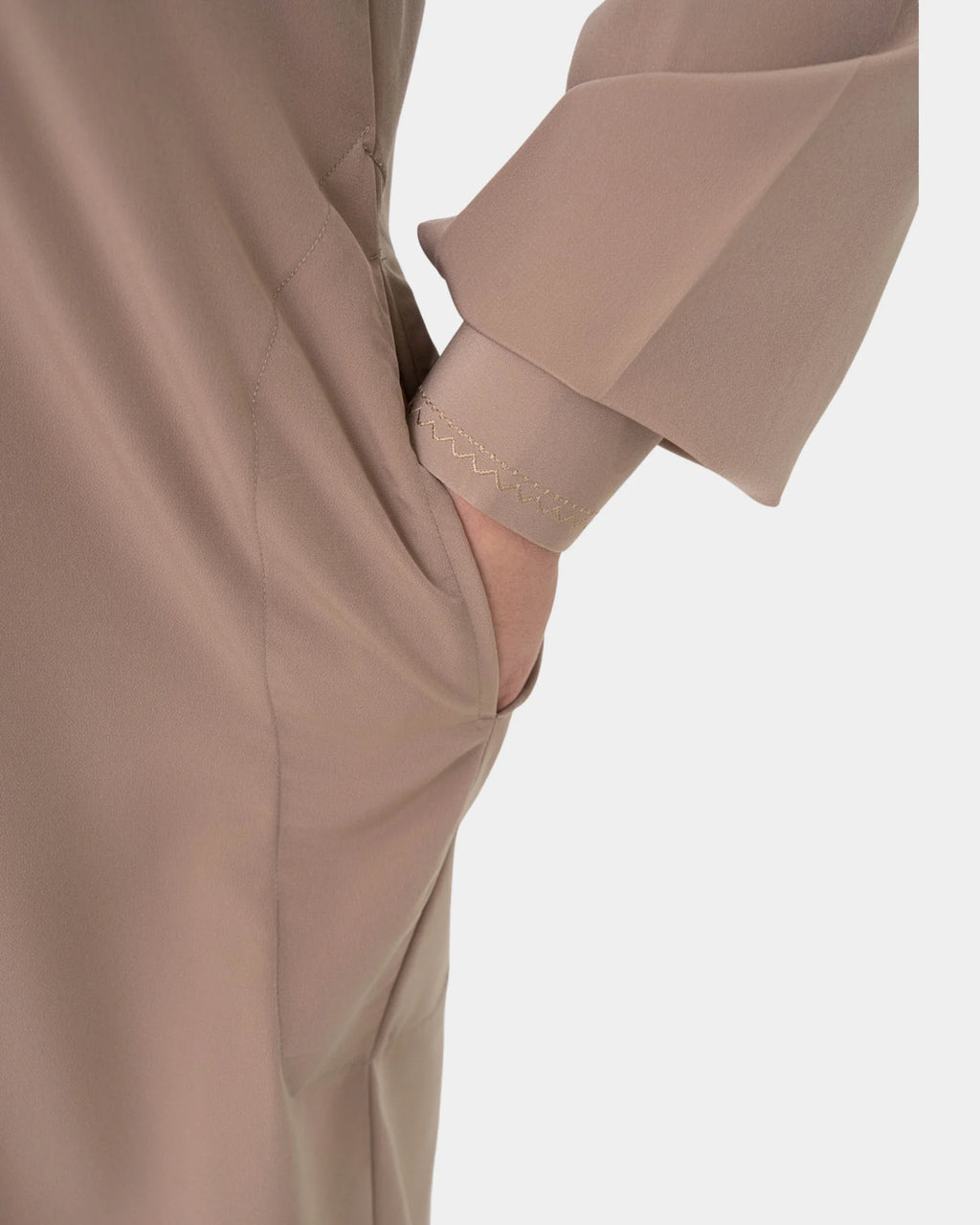 Détail de la manche brodée de l'ensemble pakistanais taupe Al Rezam