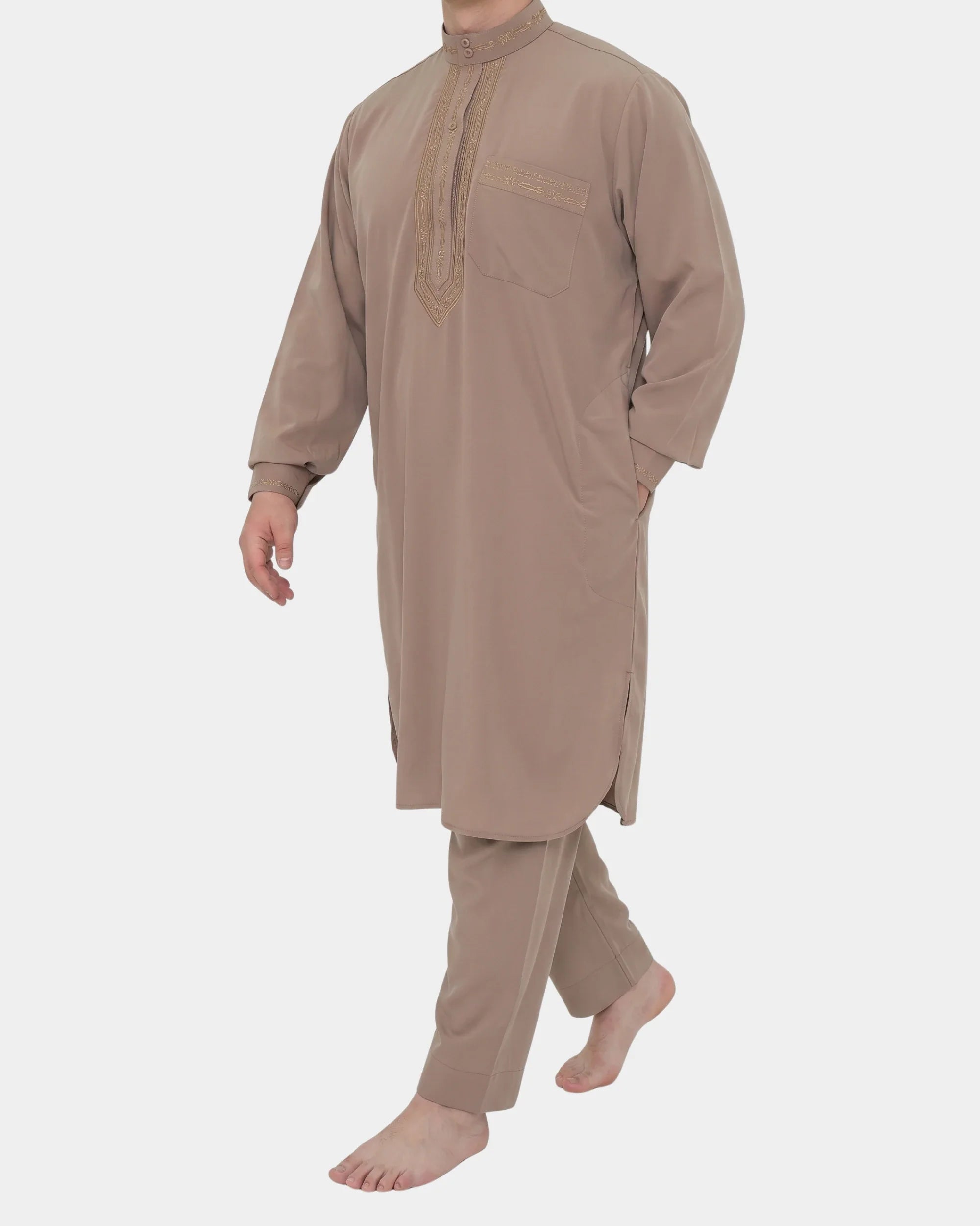 Homme portant l'ensemble qamis-pantalon pakistanais taupe Al Rezam, vue de profil