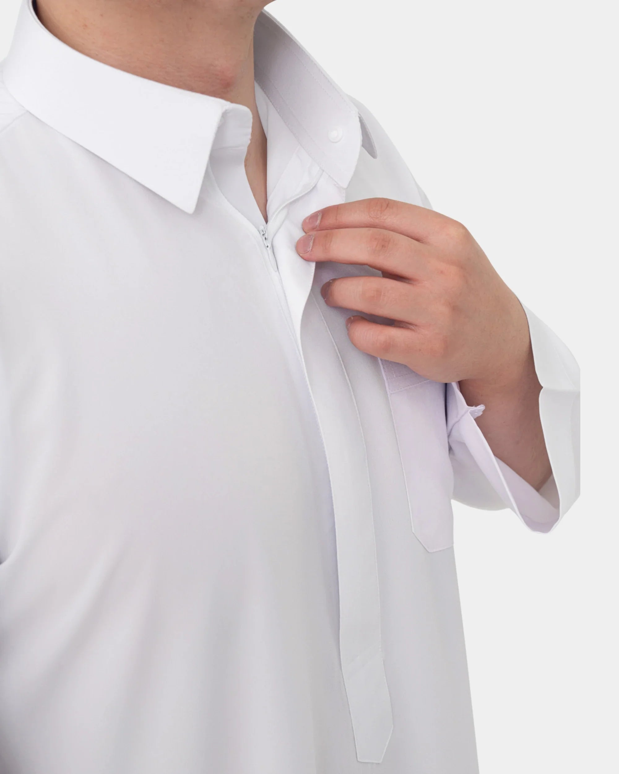 Détail du col chemise à zip du qamis qatari blanc Al Rezam