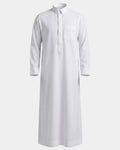 Qamis qatari blanc Al Rezam vue de face, col chemise et poche poitrine
