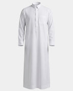 Qamis qatari blanc Al Rezam vue de face, col chemise et poche poitrine
