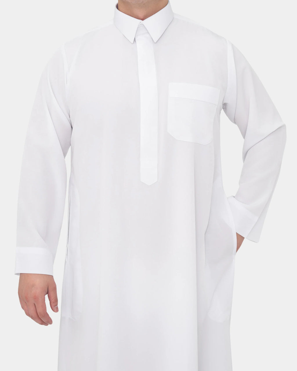 Qamis qatari blanc Al Rezam porté de face, col chemise et poche poitrine
