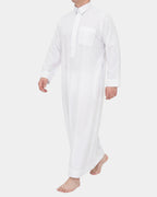 Homme portant le qamis qatari blanc Al Rezam, vue de profil