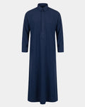 Qamis qatari bleu marine Al Rezam vue de face, col chemise et poche poitrine