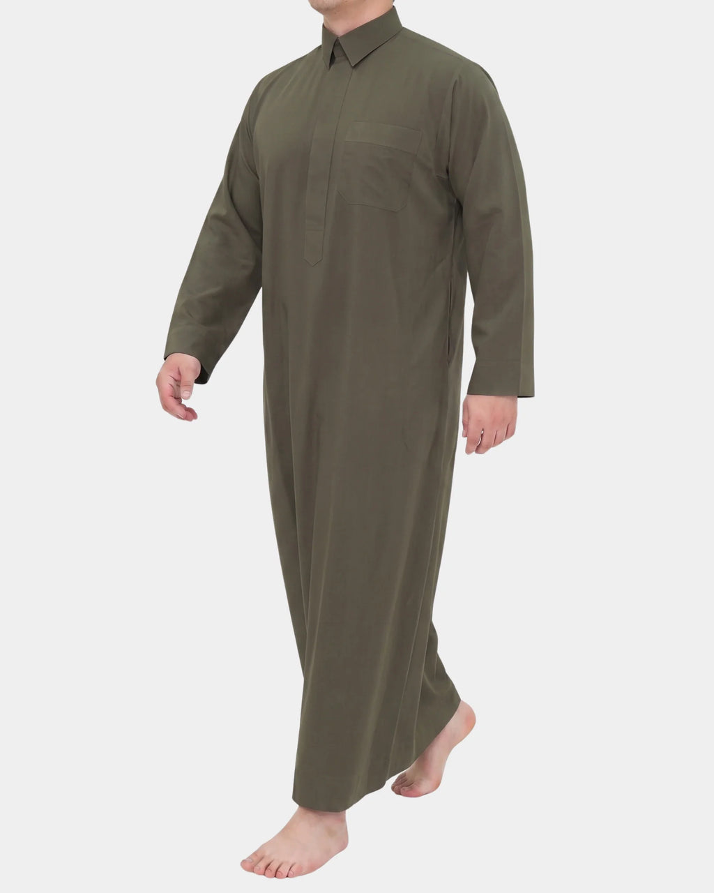 Homme portant le qamis qatari kaki Al Rezam, vue de profil