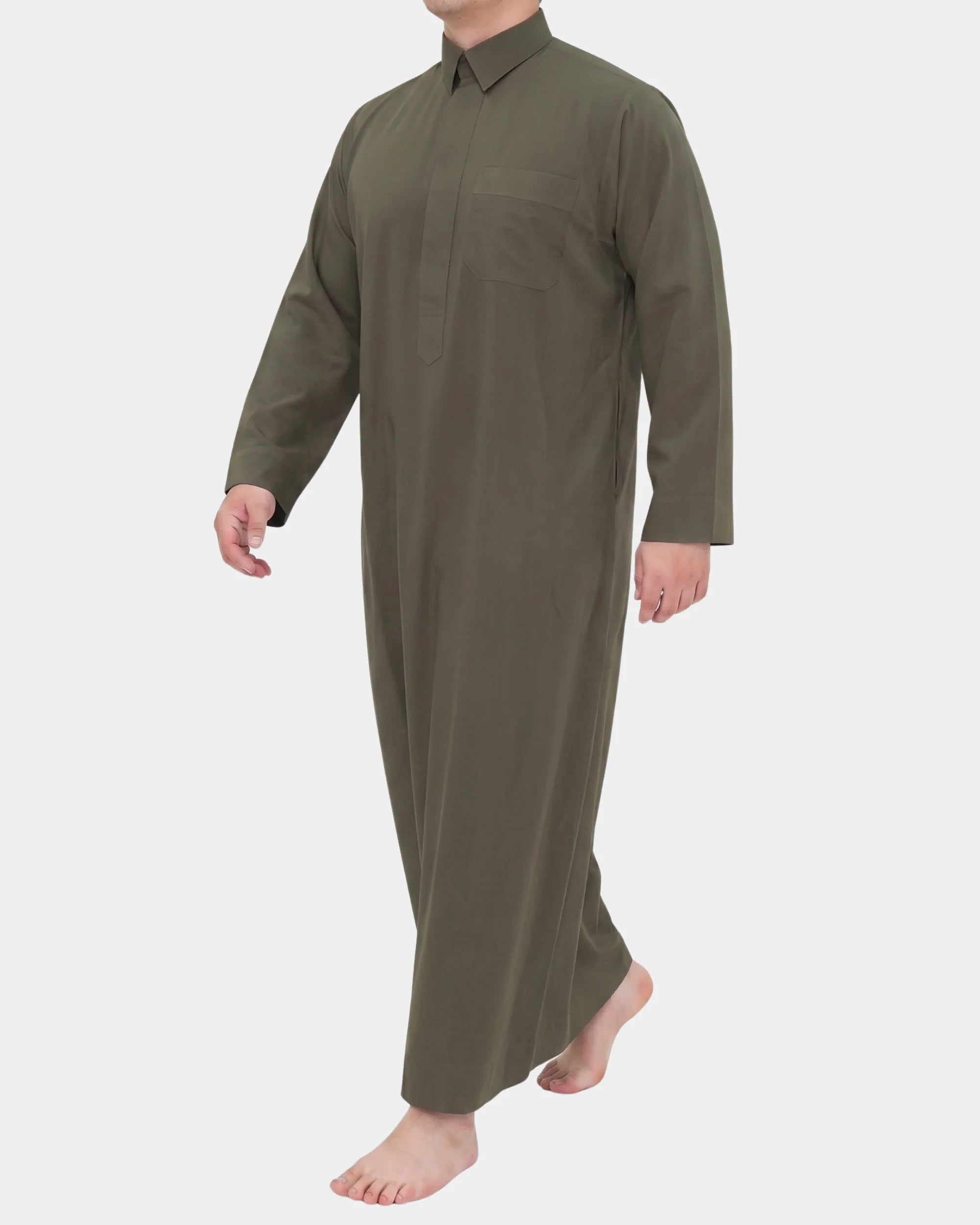 Homme portant le qamis qatari kaki Al Rezam, vue de profil