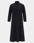 Qamis qatari noir Al Rezam vue de face, col chemise et poche poitrine