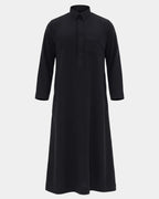 Qamis qatari noir Al Rezam vue de face, col chemise et poche poitrine