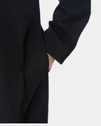 Détail de la manche et de la poche du qamis qatari noir Al Rezam