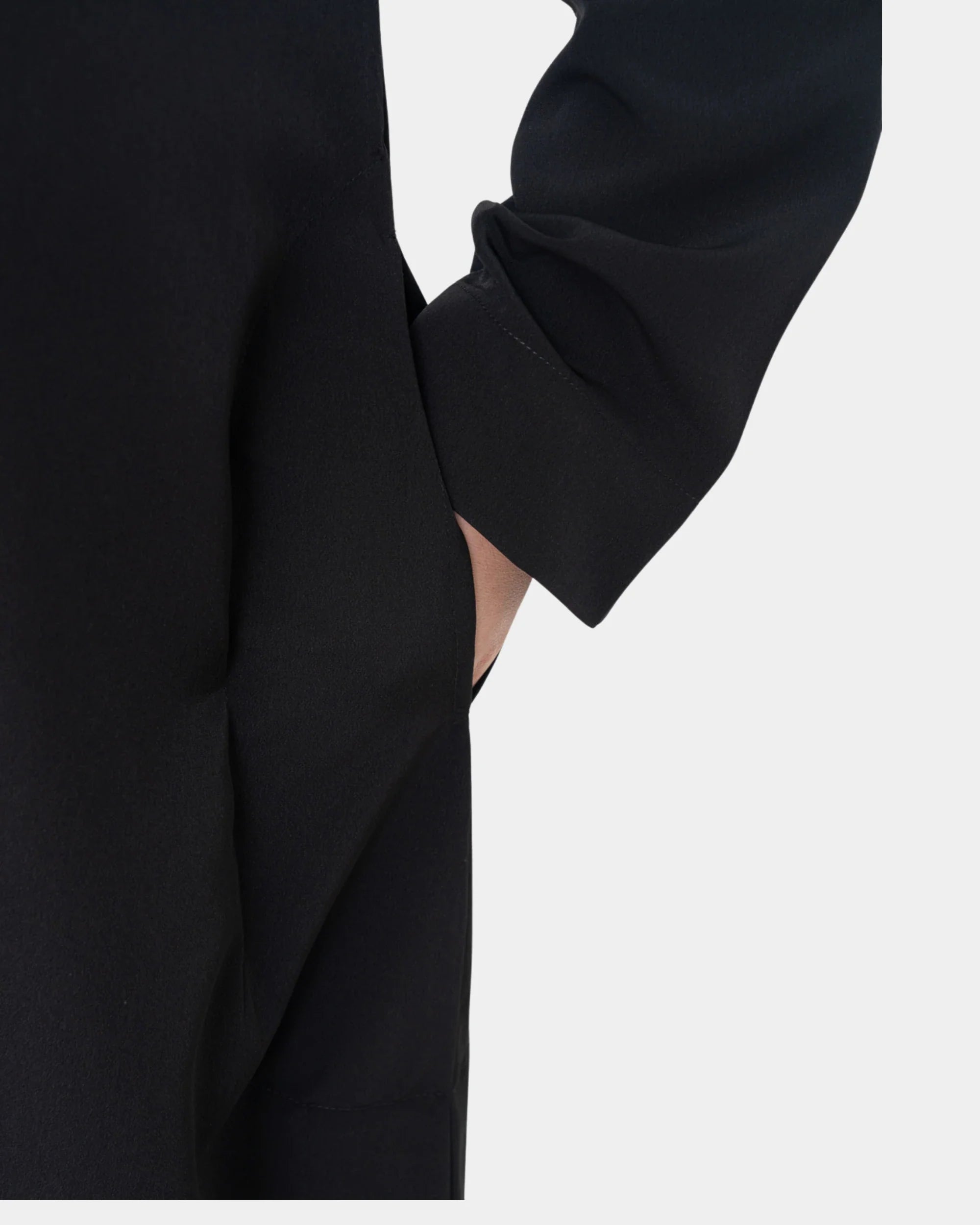 Détail de la manche et de la poche du qamis qatari noir Al Rezam
