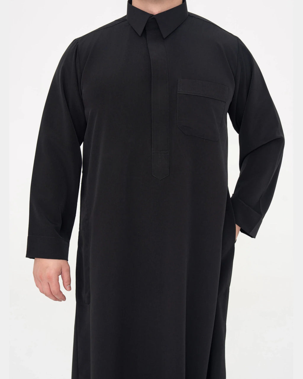 Qamis qatari noir Al Rezam porté de face, col chemise et poche poitrine